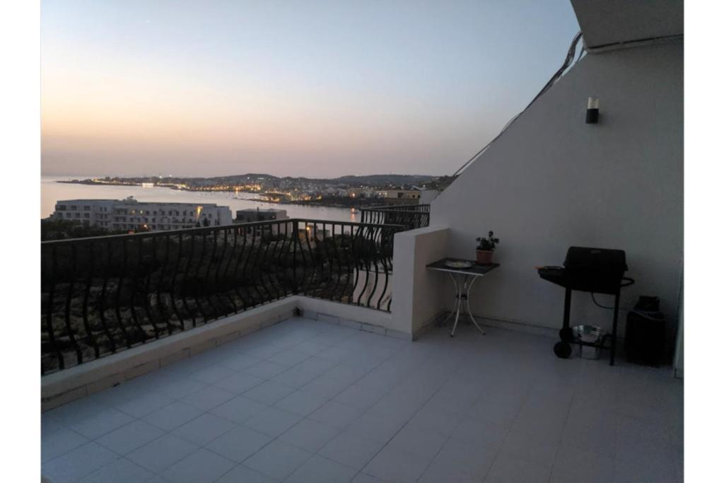 Gaia Penthouse Sea And Country Views Home St. Paul's Bay Exterior photo